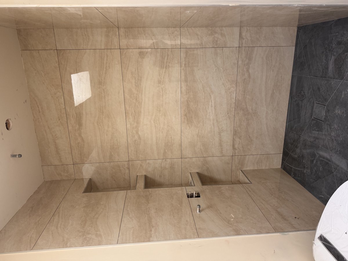 Shower surround with built-in niches